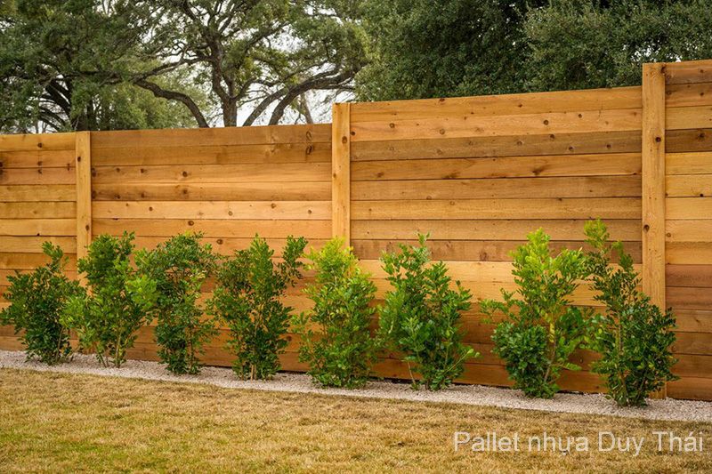 Hàng rào pallet gỗ dạng thanh ngang